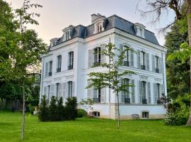Signature topfloor flat in a shared XIX century Mansion in Western Paris，位于阿夫赖城的酒店
