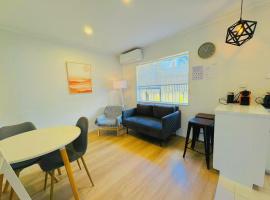 Bright Eden Park two bed townhouse private parking，位于奥克兰的酒店