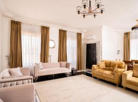 3 Bedroom Luxury Stay in Accra-The Kwaba Villa，位于特马的酒店