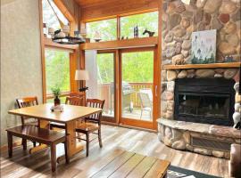 Charming Lutsen Mountain Townhome with Pool Access，位于卢森的酒店