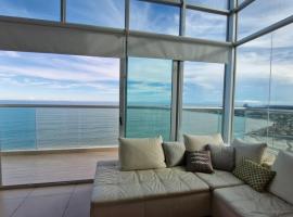 Loft Style Beachfront Apartment，位于新戈尔戈纳的酒店