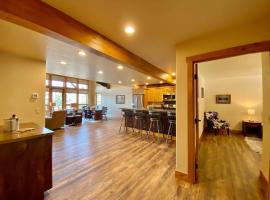Townhome next to Clubhouse in Exclusive Eagle Bend - The Glacier，位于比格福克的酒店