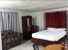 Majorvilla no AC low price West Village，位于蒙特哥贝的酒店