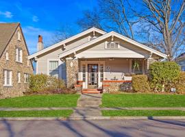 Southern Charmer *HOT TUB *Great Location DT UAB，位于伯明翰的酒店