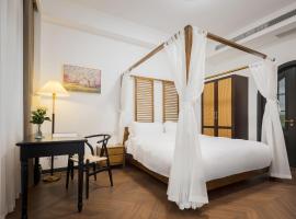 Luxury Riverside House with Garden in Central Suzhou，位于苏州的酒店