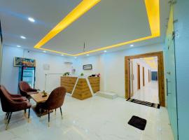 The Lavish Hotel，位于Pīrthala的酒店