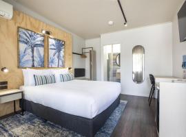 Nightcap at Marine Hotel Cardwell，位于卡德韦尔的酒店