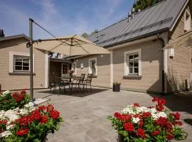 Terrace Apartment Steps from Jomas Street & Beach