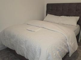 A spacious double room in a lovely home in Wakefield，位于韦克菲尔德的酒店