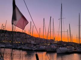 Le Nid Marin,Un Voilier Pour Deux Sète Vieux Port，位于塞特港的酒店