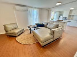 Barn Outside - Modern 2 bedroom flat Inside，位于艾塔龙海滩的酒店