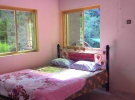 Rose in Rock Hotel And Guest House Sabri Waterfall，位于Jalmahda的酒店