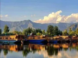 Houseboat young Minar