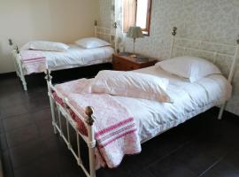 Gîtes la Bonninière rose，位于Neuvy-Bouin的酒店