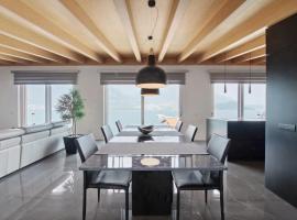 Luxury Lakefront Penthouse，位于莱泽诺的酒店