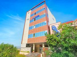 FabHotel Dharani Grand - Nr Mamata Medical College，位于Khammam的酒店