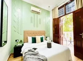 BluO Awesome 1BHK DLF Galleria Market ,Gym TT