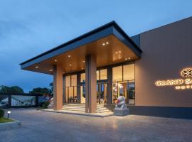 Grand Sappaya Hotel by Lotus Valley Golf，位于北柳的带停车场的酒店