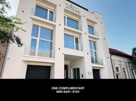 ARIS Boutique Hotel & SPA，位于奥拉迪亚的带停车场的酒店