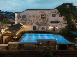 Hidden Moisture and Return to Simplicity Homestay in Mount Huangshan，位于黄山市的酒店
