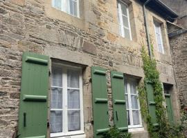 Chambres d'hôtes de charme au cœur de Tréguier，位于特雷吉耶的酒店