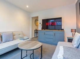 Cozy 2BR Getaway - Private Hot Tub & Bath Retreat，位于巴斯的酒店