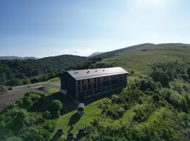 Caldera h&eacute;bergement et activit&eacute;s d'altitude，位于Saint-Georges的带停车场的酒店