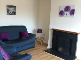3 bedroom house with free parking and rear garden，位于韦克斯福德的酒店