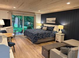 Shanty Creek, Condo, Golf ,Sleeps 4, Pets welcome!，位于Bellaire的酒店