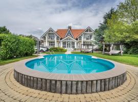 Villa Clariss Pool & City Center Stay，位于巴拉顿诺尔马迪的酒店