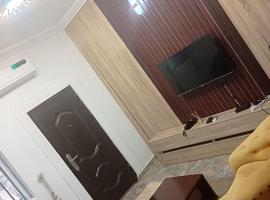 Luxury 2 Bedroom Flat at Ogui Road, Enugu，位于阿奴古的酒店