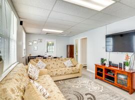 Cozy Keansburg Cottage Walk to Beach and Boardwalk!，位于Keansburg的酒店