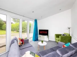 Temple by Alt-Stay - Temple Newsam 4 Bed Home Contractor and Relocation Accommodation with Ground Floor Bedroom & Bathroom, Ensuite, Kitchen, Parking, Smart TV and Wi Fi - Long Stay Ready with Weekly and Monthly Rates