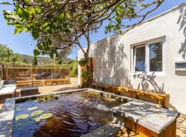 Rustic cabin with pond and deck，位于阿尔热祖尔的酒店