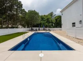 BRAND NEW Pool Hot Tub & Dog Friendly