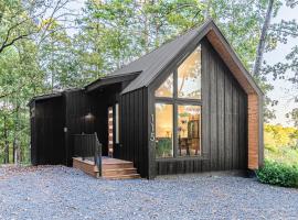 The Ash - Private Cabin with Hot Tub Oasis for Two in the Pines，位于布罗肯鲍的酒店