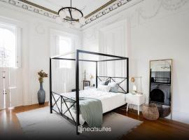 Walk to Stadiums & Downtown, Jet Tub, Historic Apt，位于卡温顿的酒店