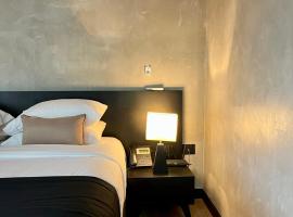 Hotel Rioverde-Suite localizada a 5 minutos del aeropuerto Internacional，位于里奥内格罗的酒店