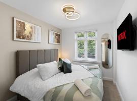 Luxury 4-Bed Family & Group Home-King or Twin Beds-Driveway, Garden-Near Gatwick，位于霍利的酒店