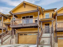 Spacious 4-Bedroom Townhome NEW Black RocK，位于Kamas的酒店