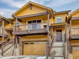 Spacious 4-Bedroom Townhome Black Rock