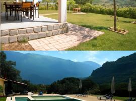 Bujtina Lumo Entire Lodge swimming pool，位于佩尔梅特的酒店