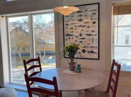 Central apartment with a loft in the middle of Egersund city center，位于埃格尔松的酒店