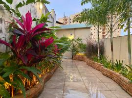 Studio-House with Tropical Garden，位于贝洛奥里藏特的酒店
