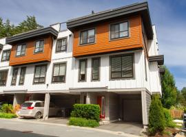 Stylish Three Bedroom Townhome，位于斯阔米什的酒店