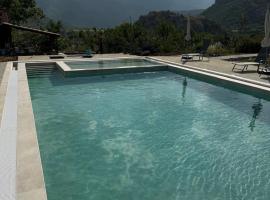 Bujtina Lumo & pool，位于佩尔梅特的山林小屋