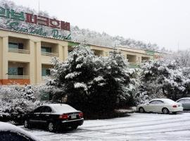 Suanbo Park Hotel，位于忠州市的酒店