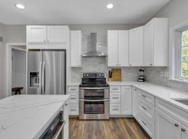 Serene 4BD/4BA Countryside +Hot Tub by Lake & Golf，位于Saint Albans的酒店