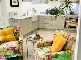 Flower Cottage by Ludlow Castle with Onsite Parking，位于勒德洛的酒店