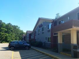 Red Roof Inn Queensbury，位于昆斯伯里的酒店